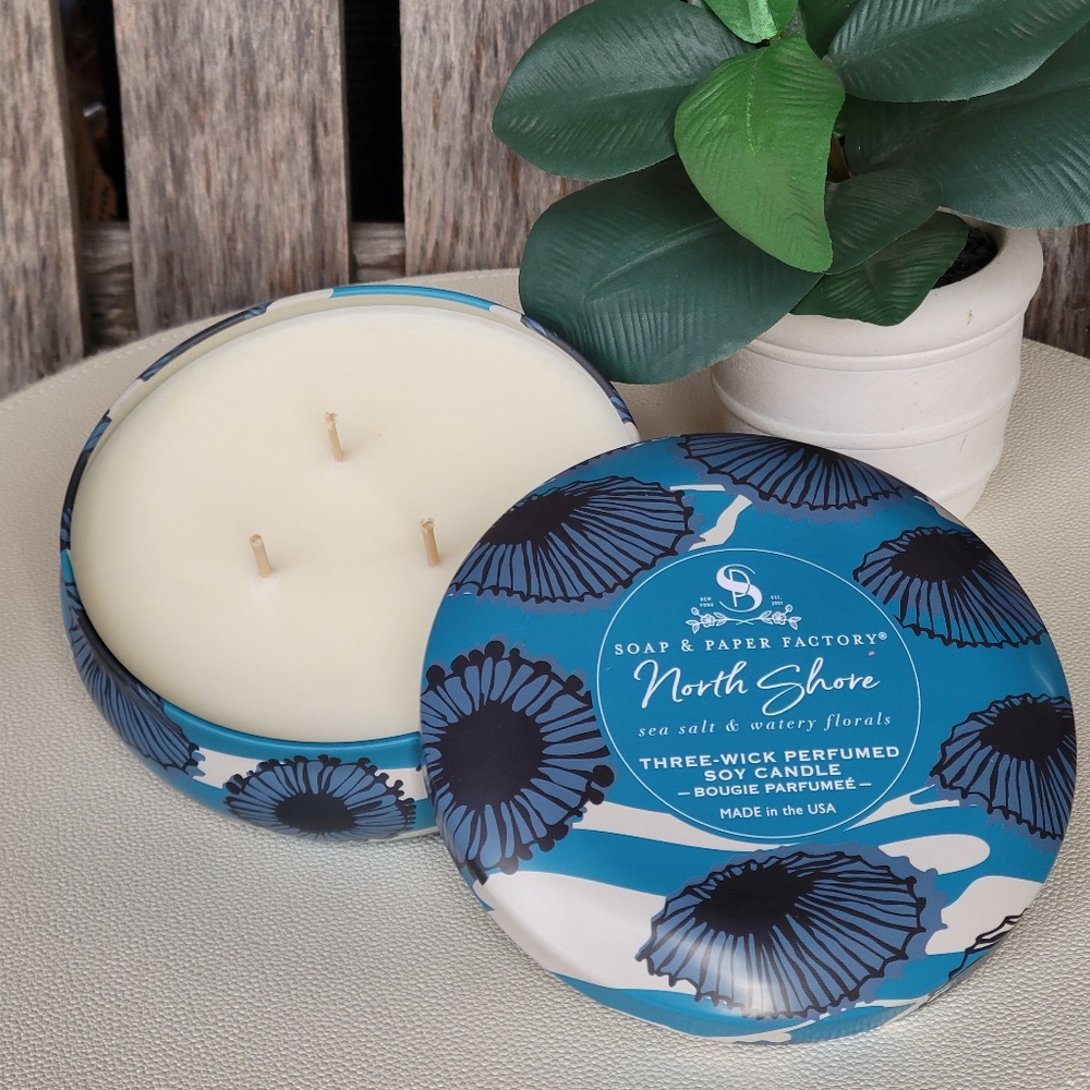 North Shore Sea Salt & Watery Florals Blue Tin 13oz Candle - Picture 2 of 7